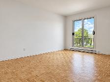 Beautiful 3 Bedroom Apartment Located in The Heart of Lachine - Photo 2