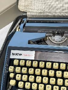 Brother Echelon 77 Typewriter - Photo 2