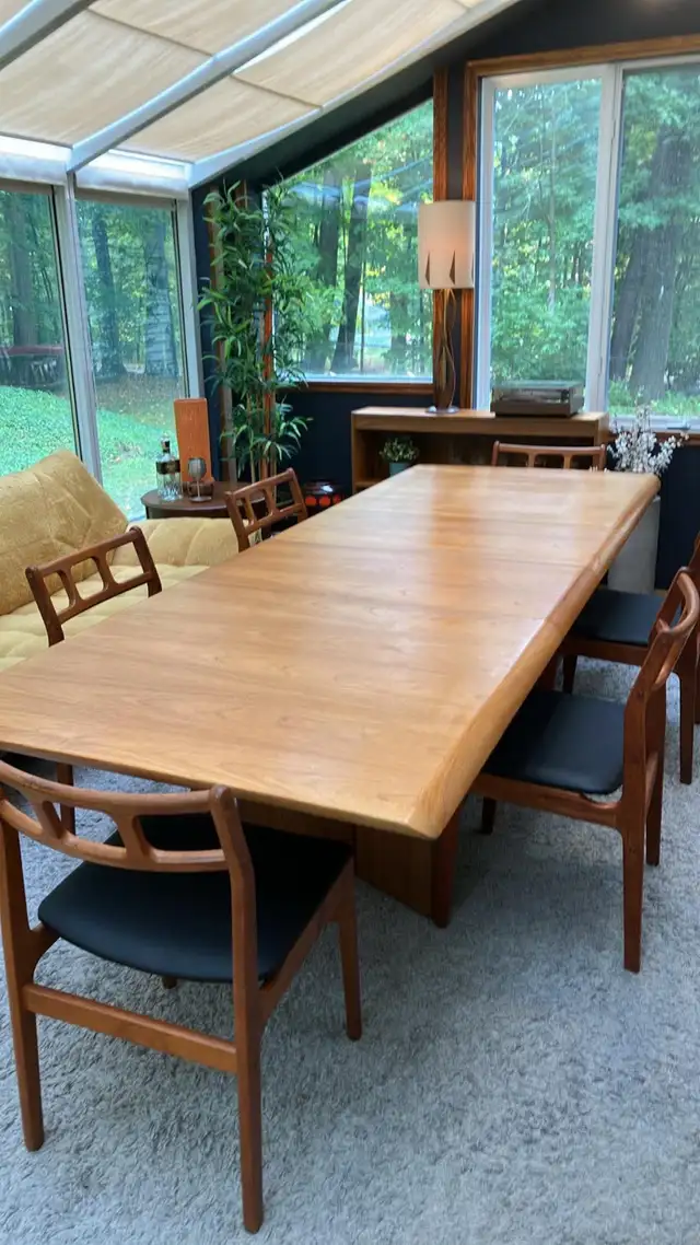 Mid century. TEAK TECK. TRÈS GRANDE Table. Chaises chairs.