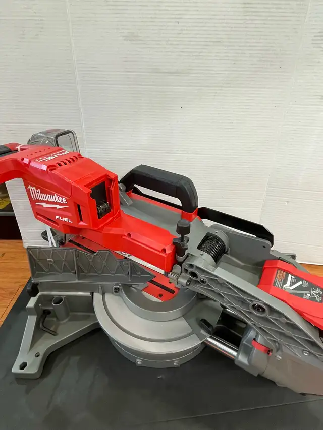 MILWAUKEE FUEL COMPOUND SLIDING MITER SAW 2734-20