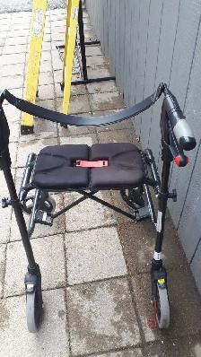 Walker and seat - Photo 2