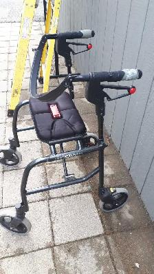 Walker and seat - Photo 3