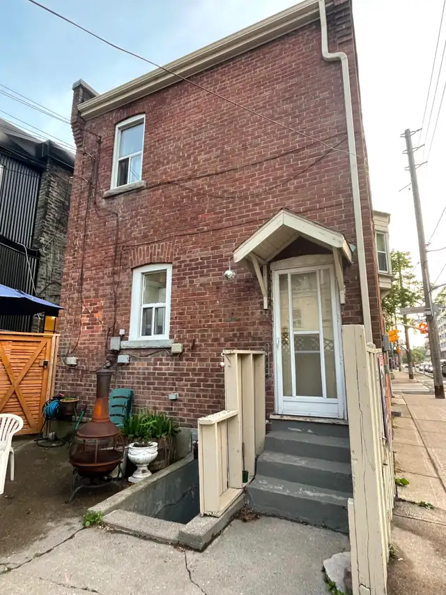 FUNKY LESLIEVILLE JUNIOR ONE BEDROOM!