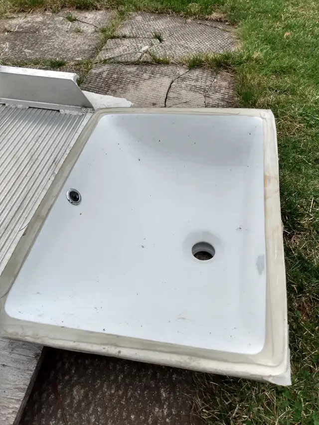 UNDERMOUNT BATHROOM SINK