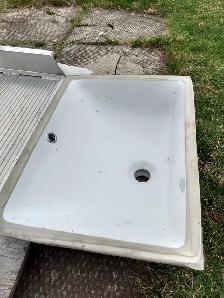 UNDERMOUNT BATHROOM SINK