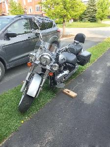 Motorcycle Windshield. In excellent condition. - Photo 3