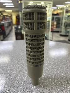 Electro-Voice RE20 Dynamic Cardioid Mic - Photo 2
