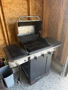 working bbq with propane tank for free, needs a clean - Photo 2