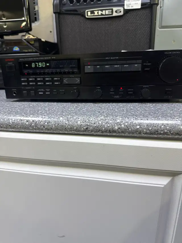 Luxman R-113 Digital Synthesized Stereo Receiver