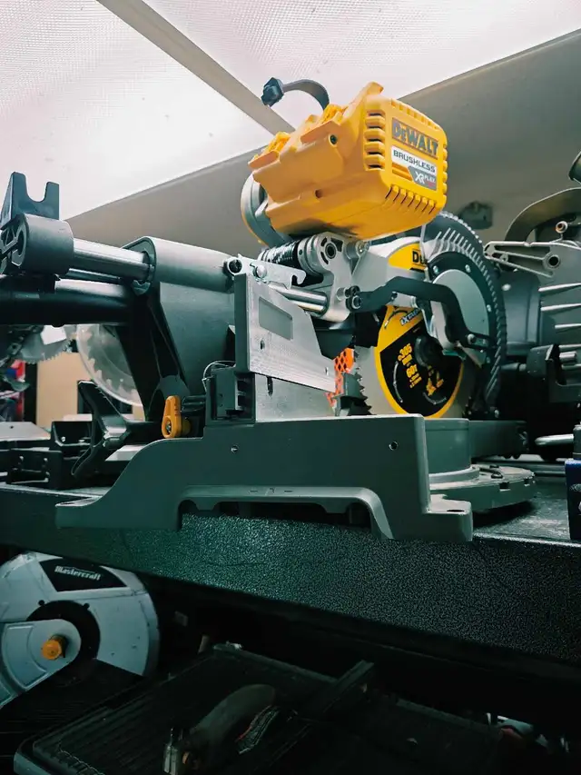Scie à onglets DEWALT FlexVolt
