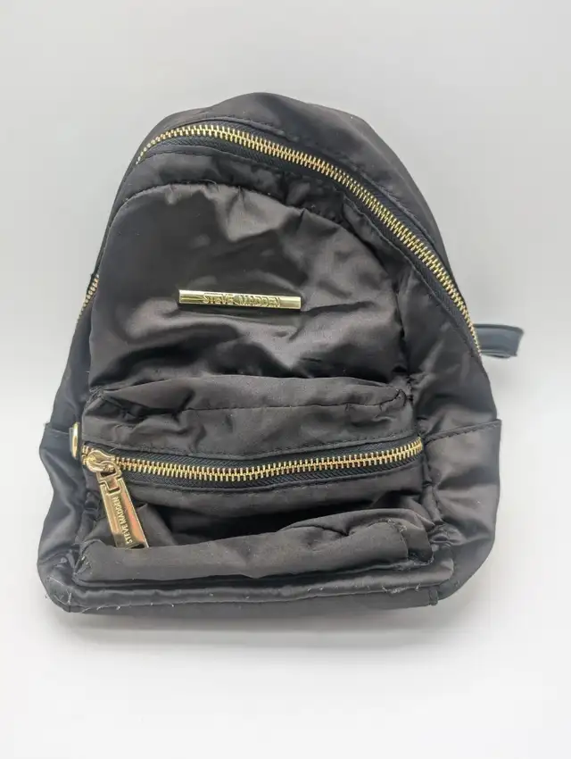 (B3165) Back Pack Steve Madden