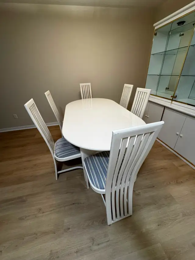 DINING ROOM TABLE/CHAIRS & LIGHTED GLASS HUTCH AND CABINET