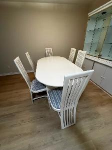 DINING ROOM TABLE/CHAIRS & LIGHTED GLASS HUTCH AND CABINET