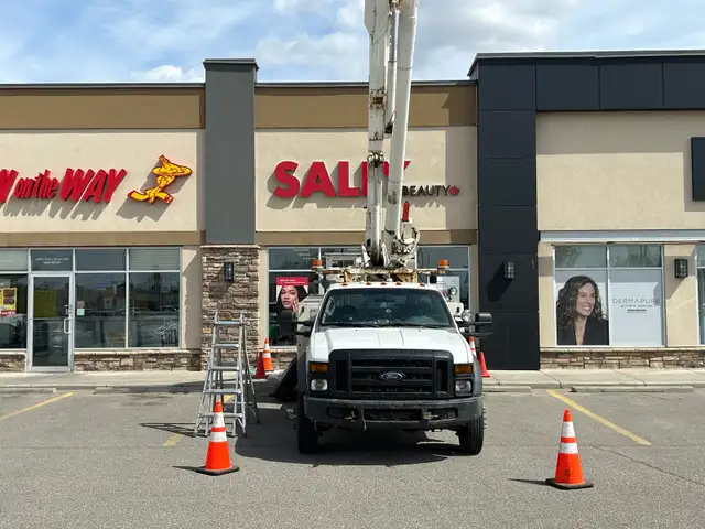 Sign/tech/helper