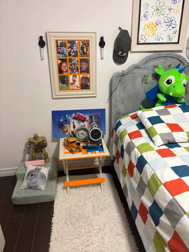 Lit  rustique avec presque tout ce qu’il y a dans la chambre .
