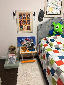 Lit  rustique avec presque tout ce qu’il y a dans la chambre .