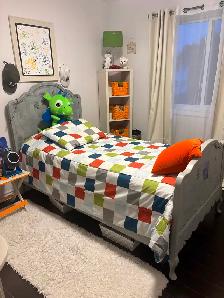 Lit  rustique avec presque tout ce qu’il y a dans la chambre . - Photo 2