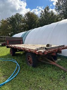 2 hay wagons - Photo 2