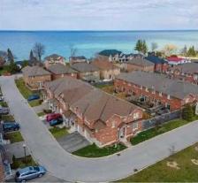 Bright End-Unit Townhome in Seabreeze — 3 Bed / 3 Bath - Photo 5