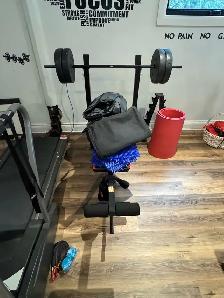 bench press and weights - Photo 2