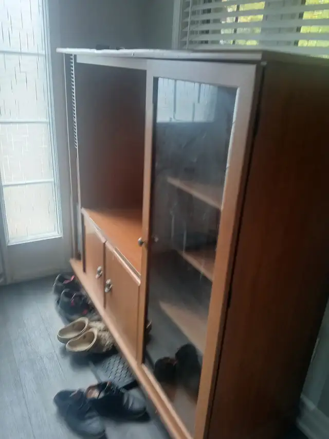 FREE Wooden Hutch / Display Cabinet – Must Pick Up by Oct. 10