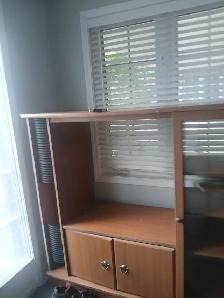FREE Wooden Hutch / Display Cabinet – Must Pick Up by Oct. 10 - Photo 2