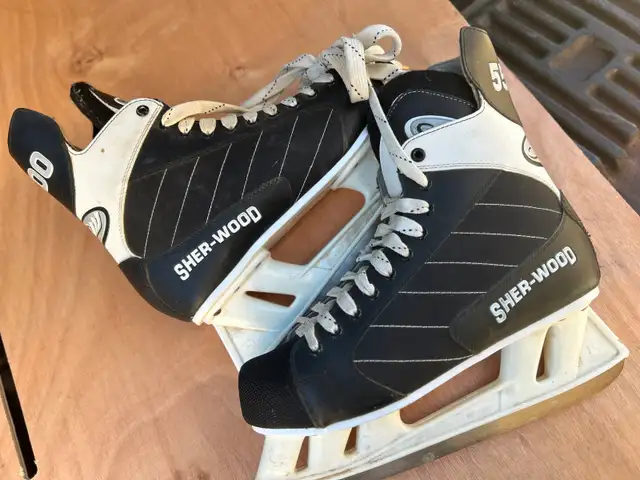 ONE LIGHTLY USED SZ.13 SUREWOOD 5500 HOCKEY SKATESLOTS OF BLADE