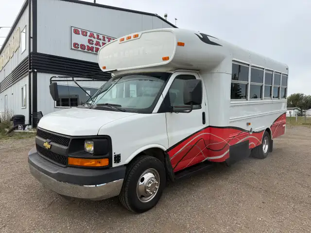 2008 Chevrolet Express  20 passenger bus