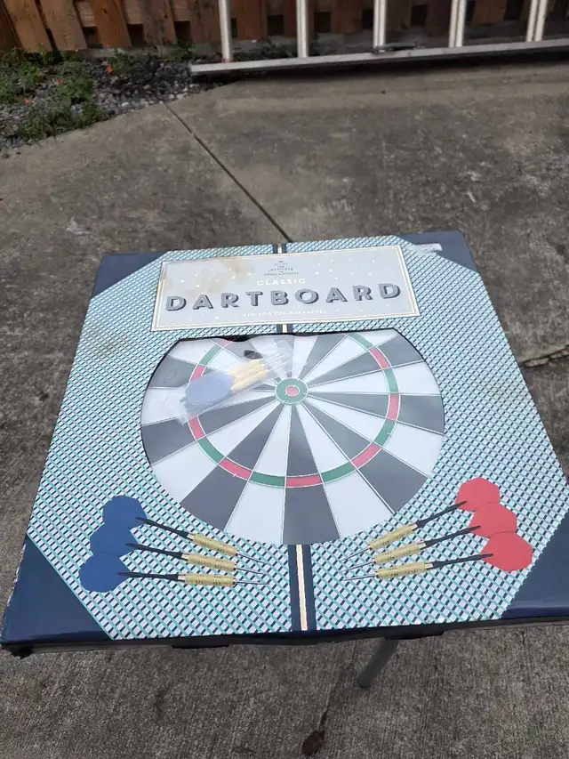 Classic Dartboard Set – Brand New / Unopened
