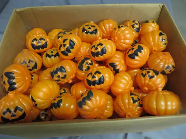HALLOWEEN 100 PETITES CITROUILLE NEUVE ET UTILISE 1 FOIS TB ETAT