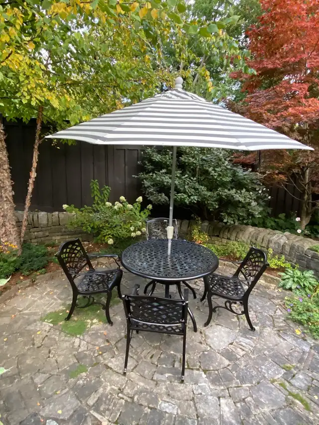 outdoor table and chairs