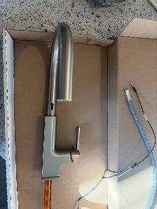 Moen STo touch less kitchen faucet - Photo 2