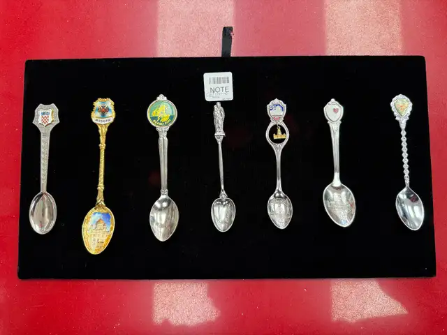 Lot de 7 cuillères de collection