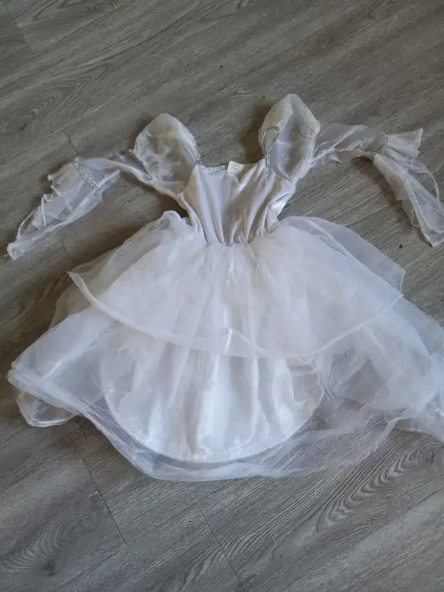 wedding costume 3-5 old