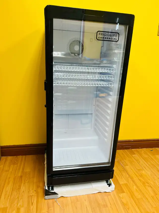 FRIGIDAIRE 21 in. 6.0cu ft Commercial Glass Display Refrigerator