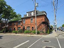 ($1250 fully renovated 1bedroomt on 1st floor apt.)