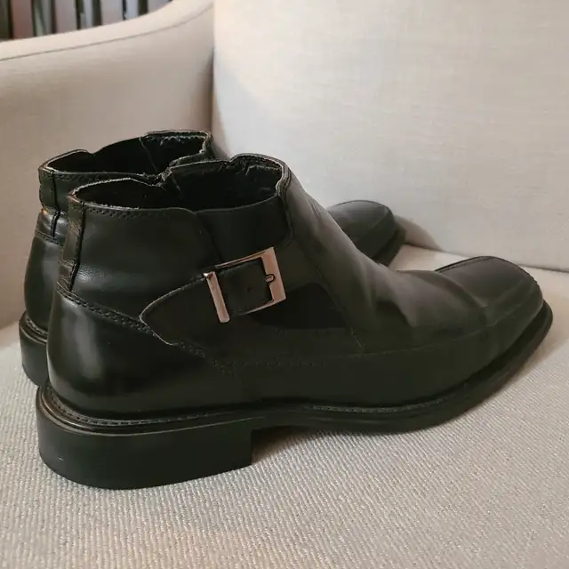 Men leather boots Size 9.5