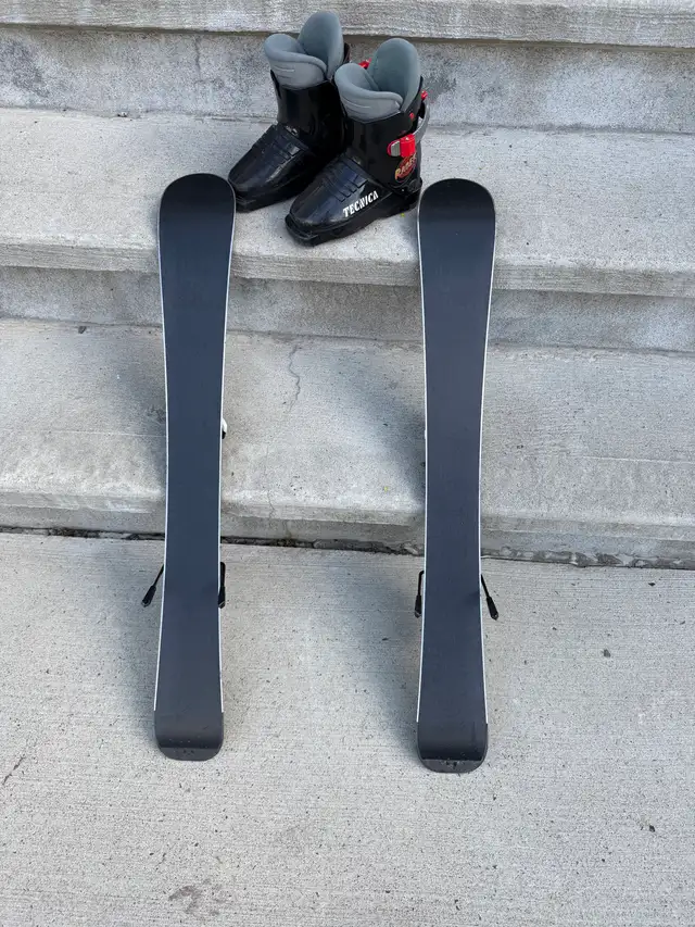 Skis Dynastar et bottes Tecnica pour enfant