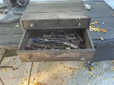 Antique tool chest with assorted old tools - Photo 3
