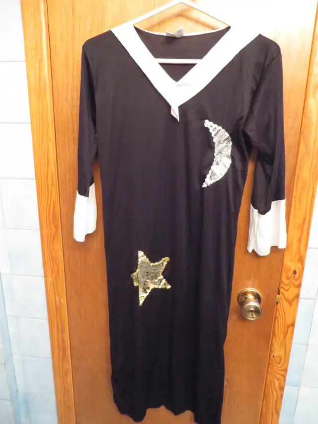 COSTUME HALLOWEEN ROBE NOIRE ET BLANCHE ETOILE BON ETAT