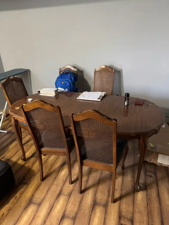 Beautiful  DINING Table & Chairs & Delivery