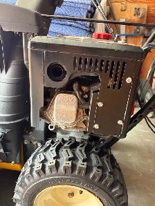 Cub Cadet 2X 28" Snowblower – 357cc – Excellent Condition - Photo 2