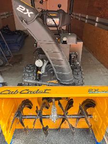 Cub Cadet 2X 28" Snowblower – 357cc – Excellent Condition - Photo 5