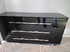 Beautiful 5 1/5 ft long 3 drawer Italian made dresser - Photo 6