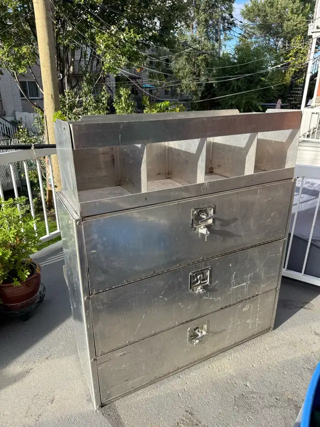 Armoire de rangement métallique