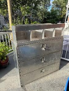 Armoire de rangement métallique