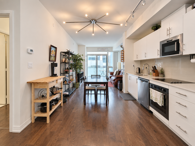 2-Bed, 2-Bath Bright Adelaide Condo Near St Lawrence Market