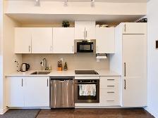 2-Bed, 2-Bath Bright Adelaide Condo Near St Lawrence Market - Photo 4