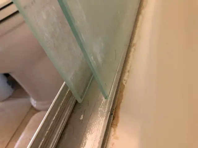 glass shower doors fxng. selling glass bathtub doors fixing and