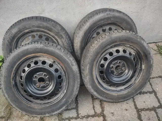 175-65R15x4 pneu hiver Gislaved NordFrost sur jante Toyota Yaris